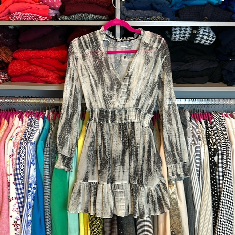 Zara white and gray print long sleeve v neck smocked dress size XS NWOT